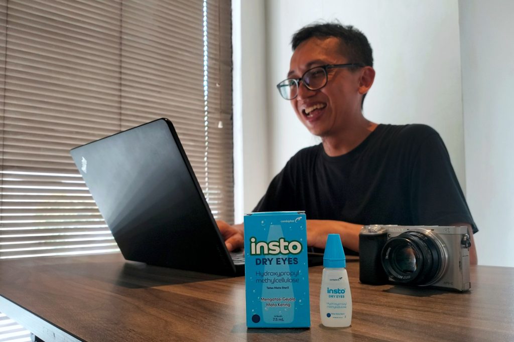 Mata Kering Menatap Layar Laptop